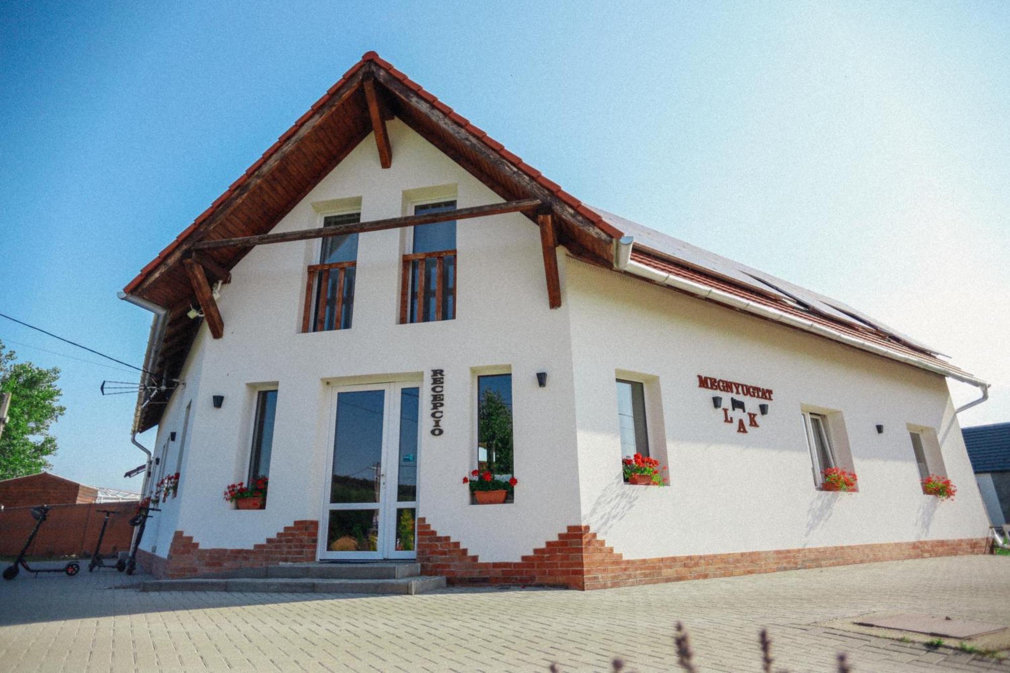 Megnyugtat-Lak Apartmanhaz 代姆延 外观 照片